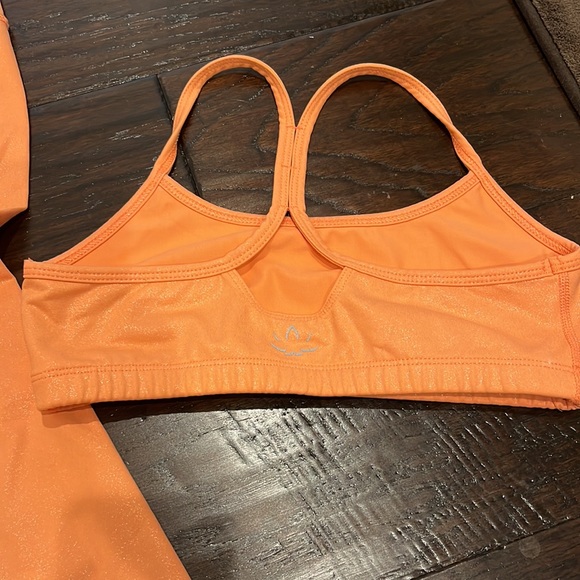 Beyond Yoga 2 piece cropped legging/sports bra in dk peach shimmer 🍑 - Picture 4 of 7